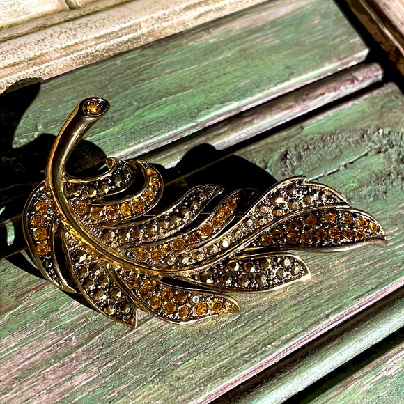 Crystal encrusted brooch - Picture 1 of 2